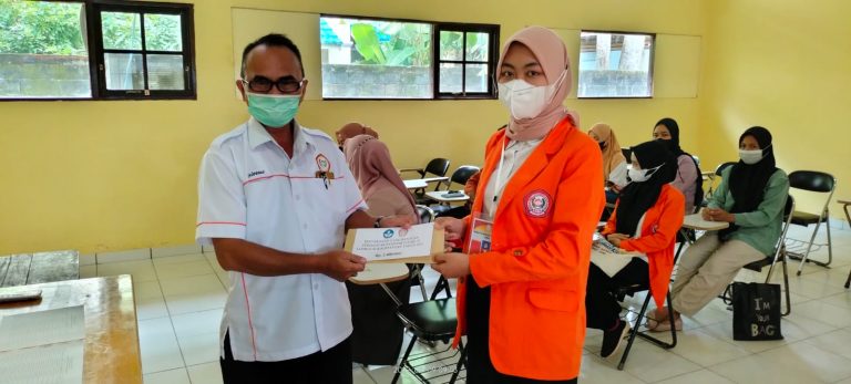 Penyerahan Bantuan Terdampak Pandemik Covid-19 Semester Ganjil 2021 dari LLDIKTI XI Kalimantan