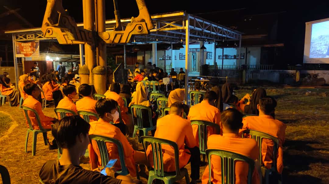 Mahasiswa STIE Dahani Dahanai Nonton Bareng di Cafe Iringwitu  dalam rangka moment “SUMPAH PEMUDA” ke 94